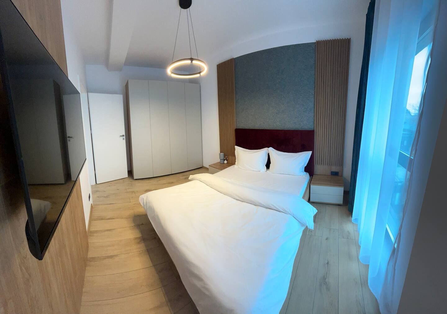 5d8c0a82-17df-413d-bee5-0d1a1235599a